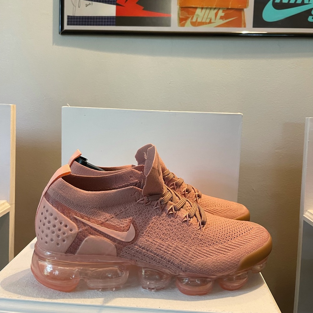 Sz 8 women nike Vapormax flyknit rusty pink